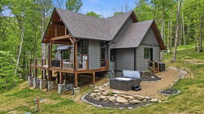 Wooded cabin retreat with covered deck and private hot tub