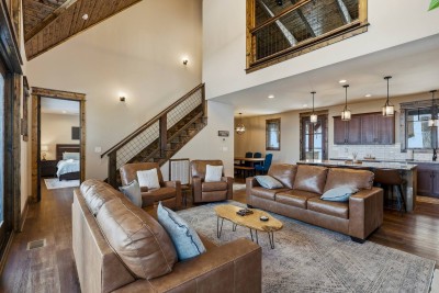 LUXE Cabin, 8 min to Skiing, w Hot Tub, Fire Pit! photo 7