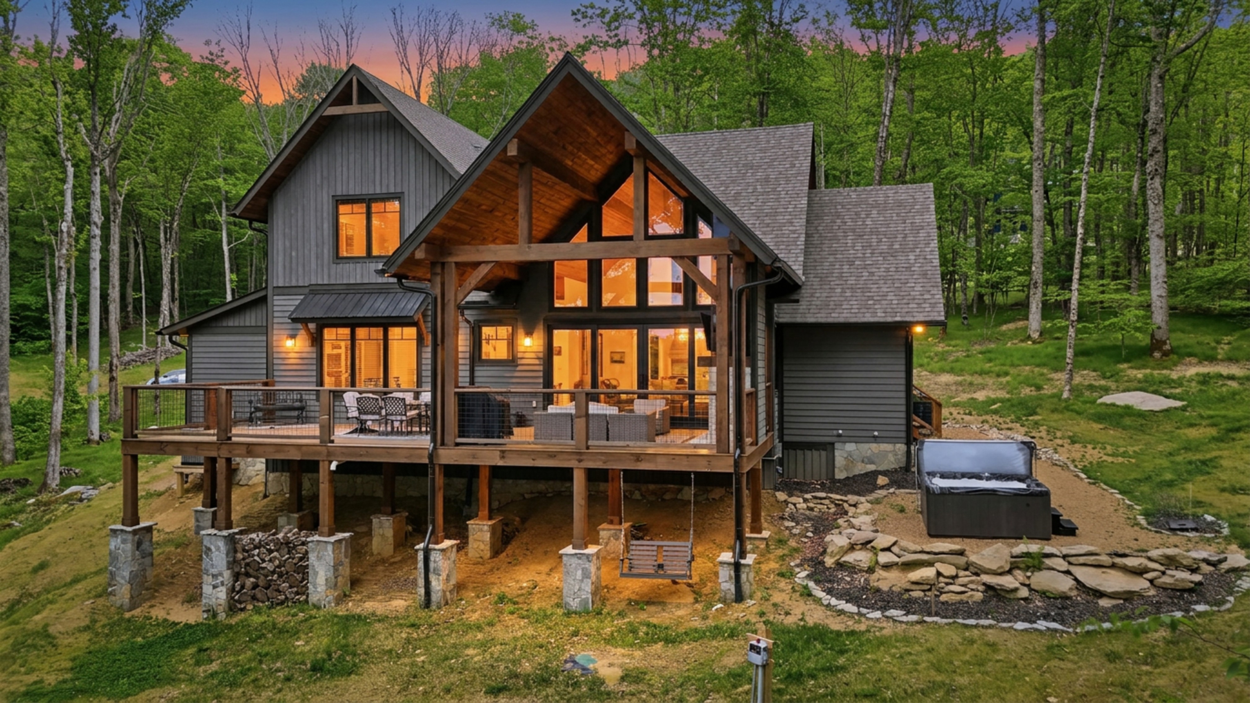 LUXE Cabin, 8 min to Skiing, w Hot Tub, Fire Pit!