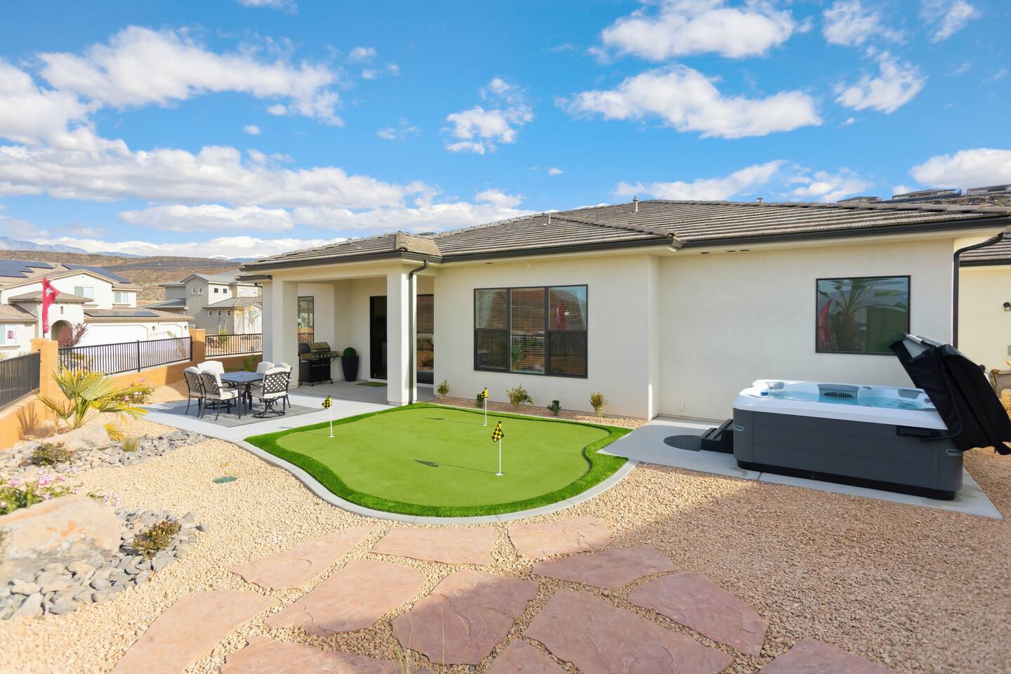 Single-Level Home KingBeds HotTub+Views Pool+Slide