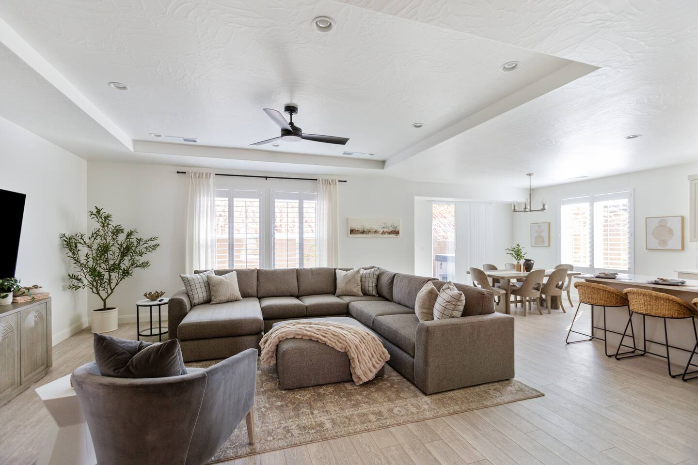 3 Master Ensuites w/KingBeds HotTub+Pool+LazyRiver