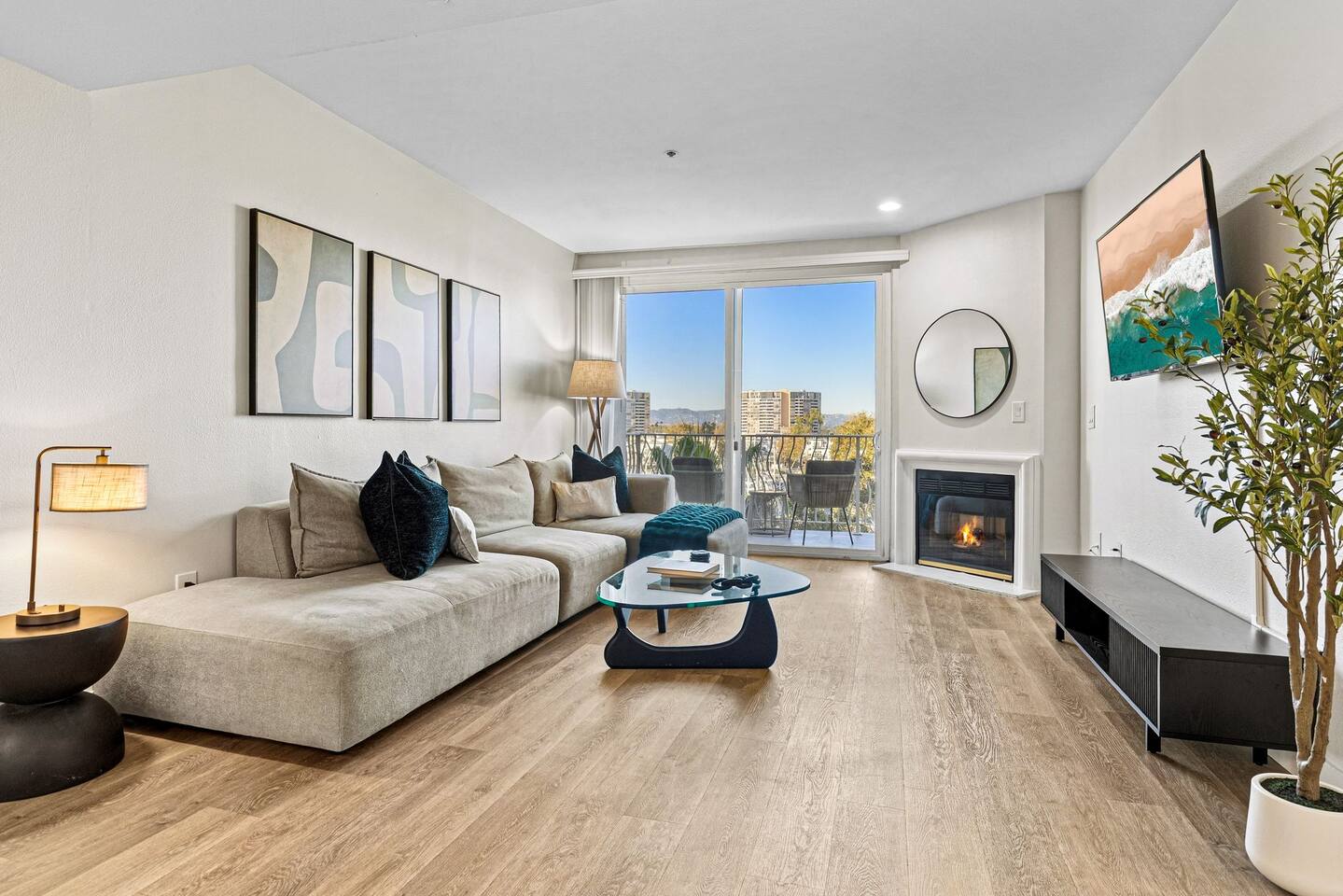 The Nautilus |Waterfront Retreat Marina View, Pool