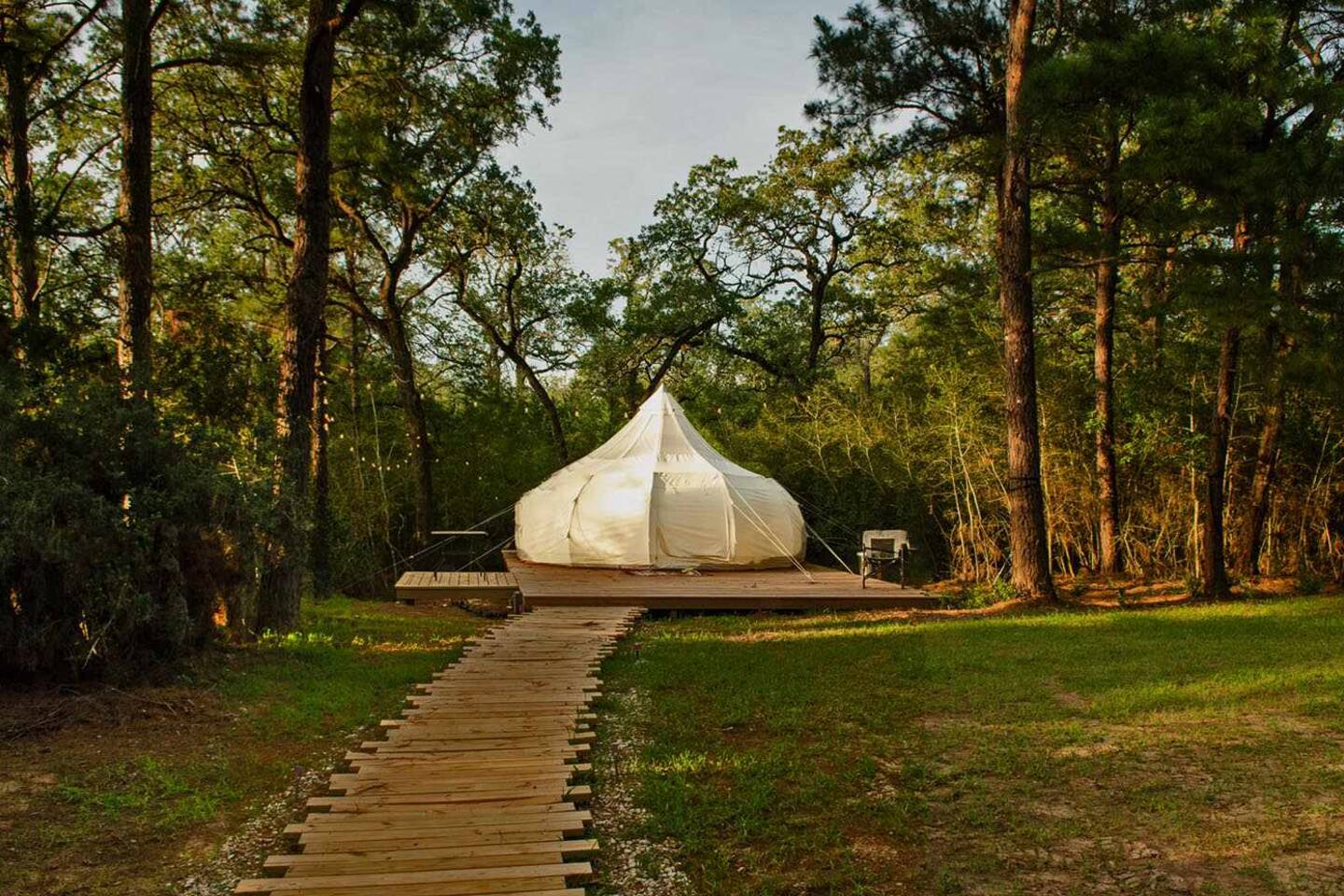 Secluded 20' Glamping Tent Among Pines and Cedar!
