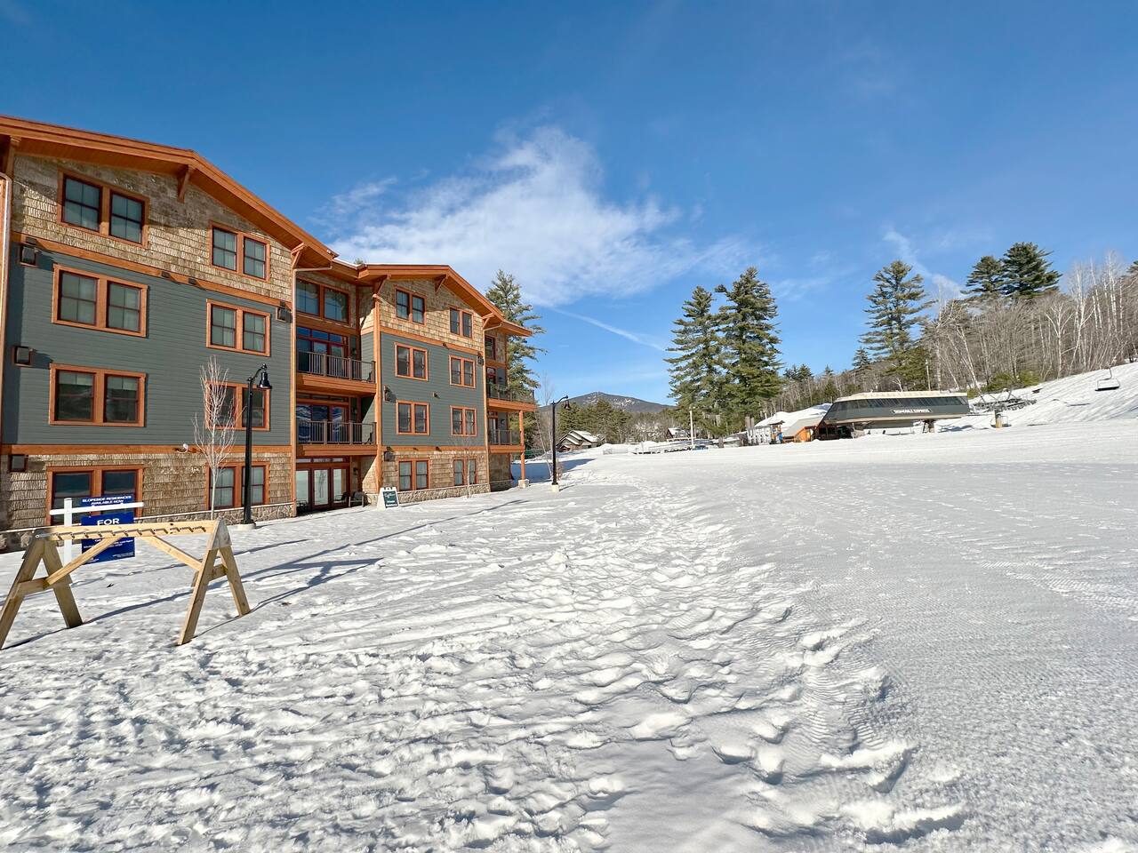 Modern Townhouse at Cranmore Mountain, Ski On/Off