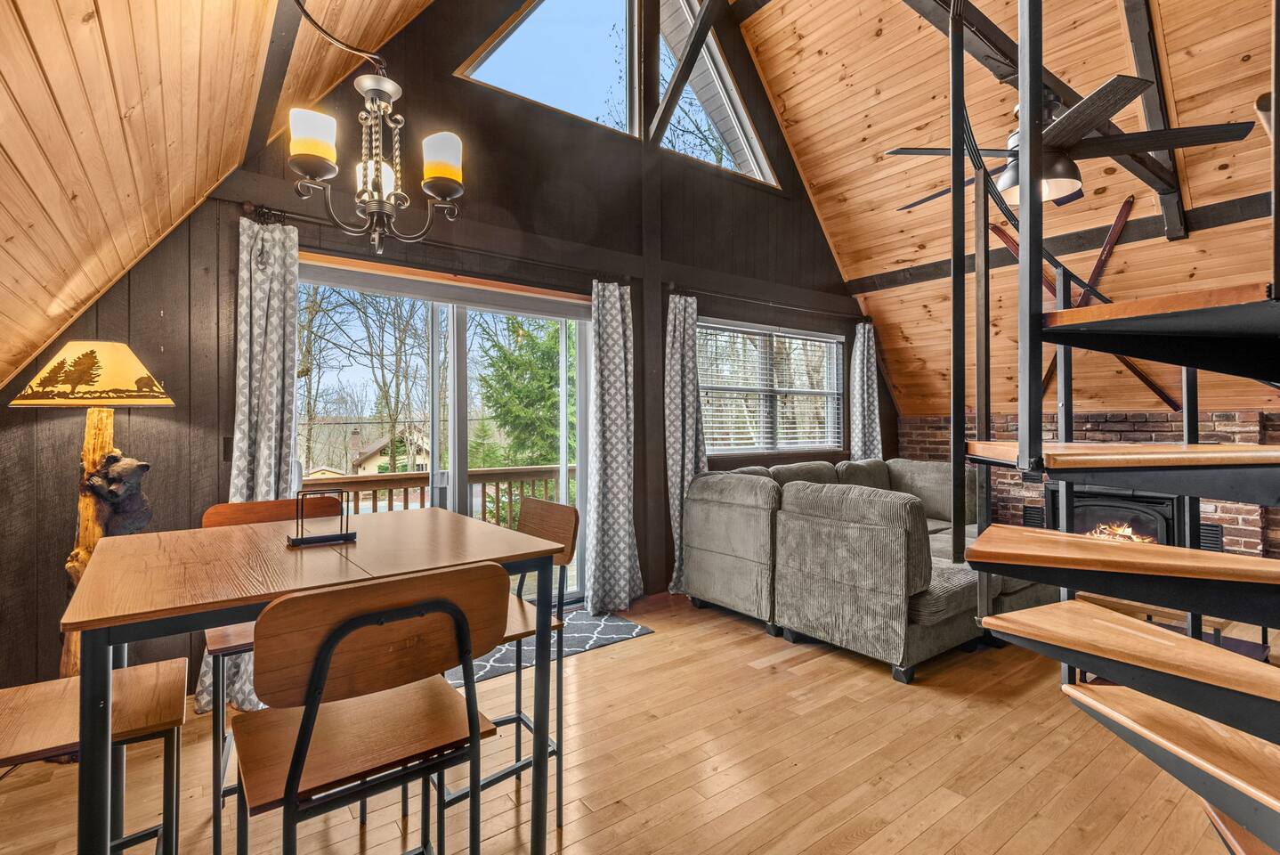 Lake Harmony Hideaway – Hot Tub & Outdoor Fire Pit