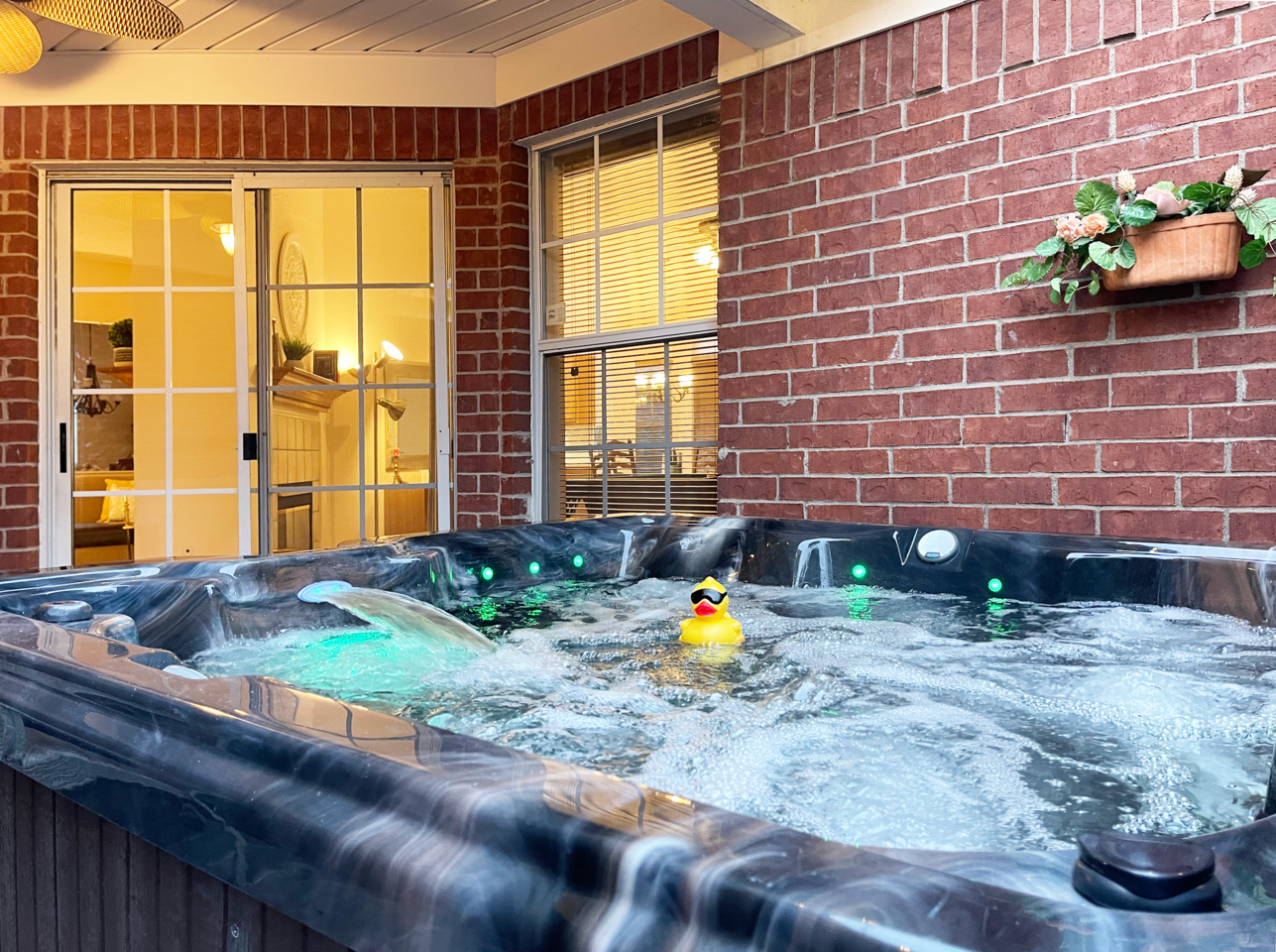 Amazing 3BR Getaway | Pool Table • Hot Tub • Games