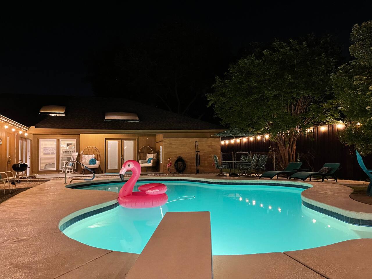 Spacious 4BR Stay | Fire Pit • Games • Ping Pong