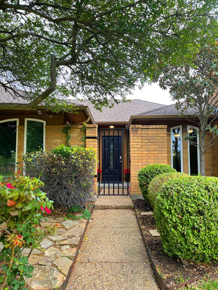 Pet-friendly 4-bedroom + Pool