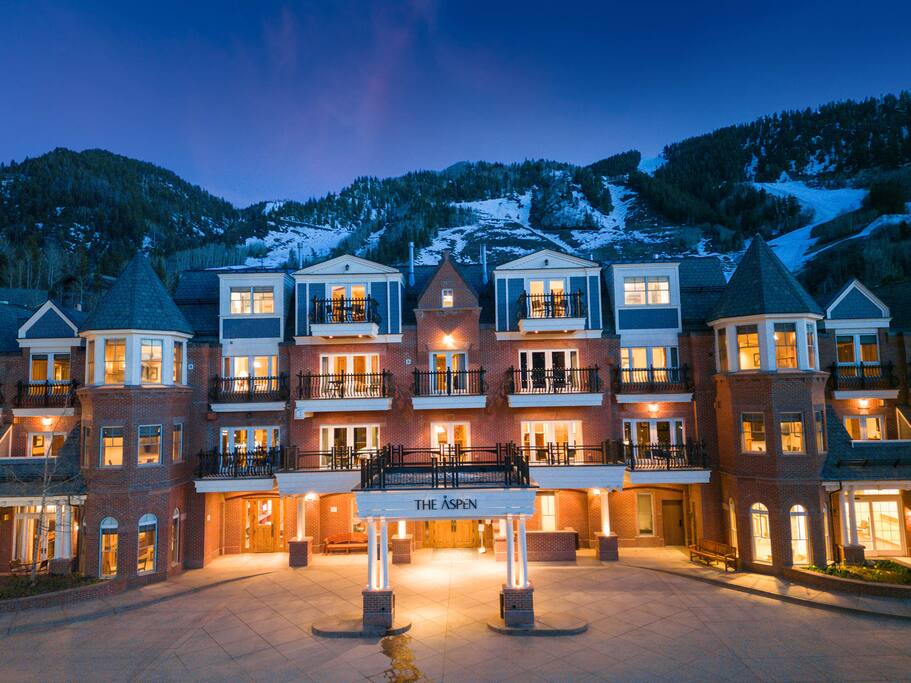 Luxury 2BR Aspen Mountain Residence Near Gondola