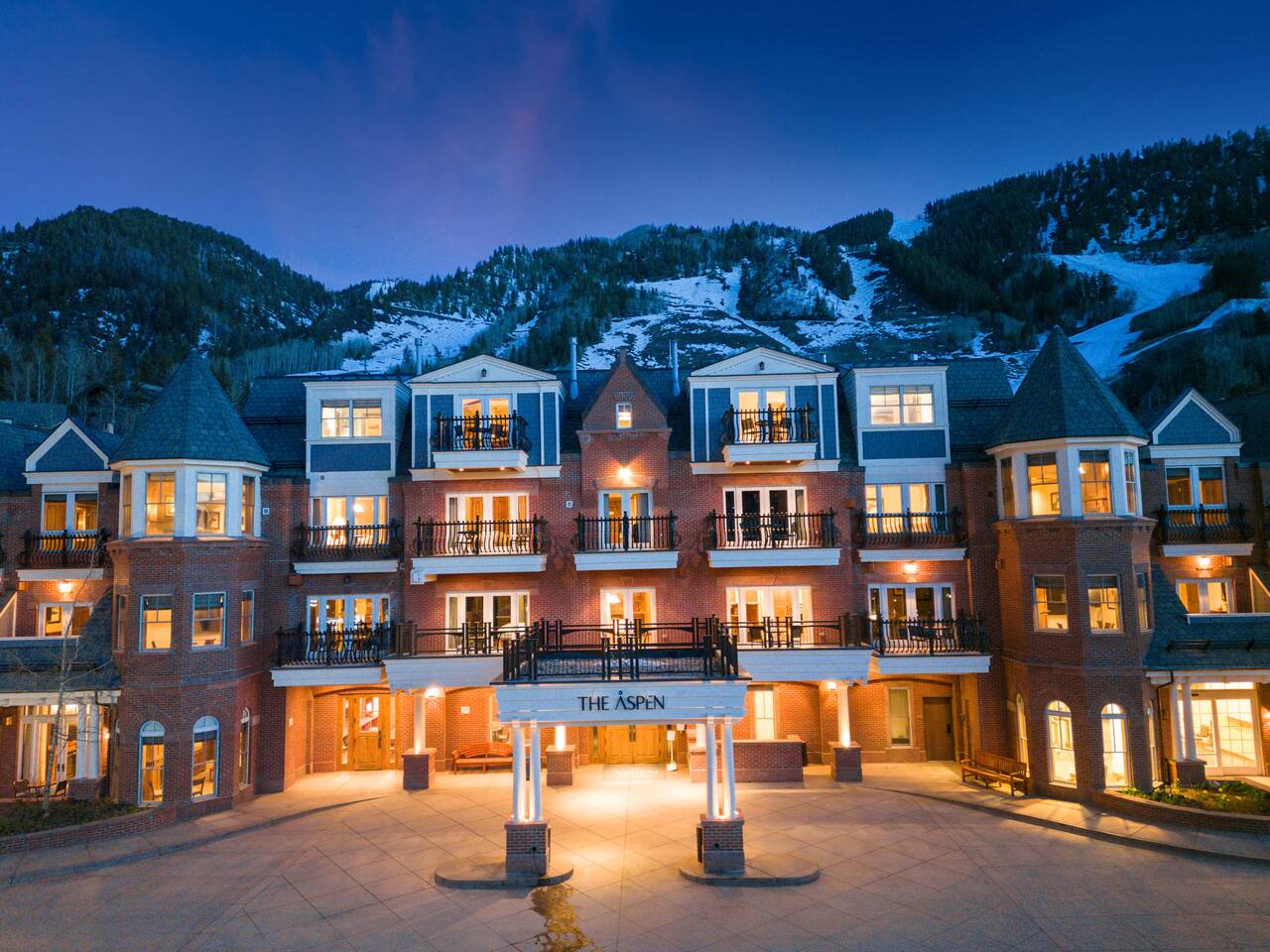 Luxury 2BR Aspen Mountain Residence Near Gondola