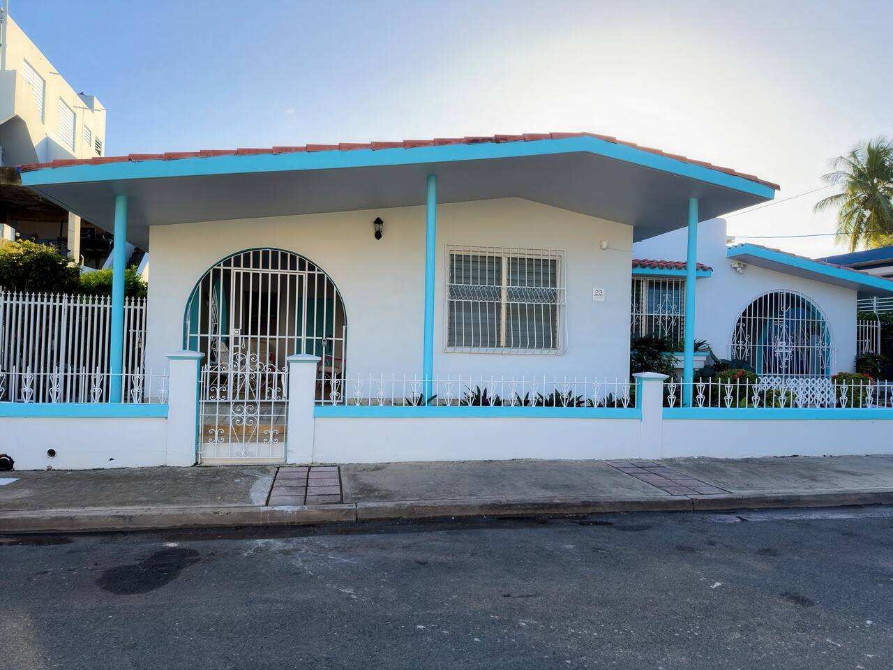 Downtown House Movie Night Walk to Beach & Ferry