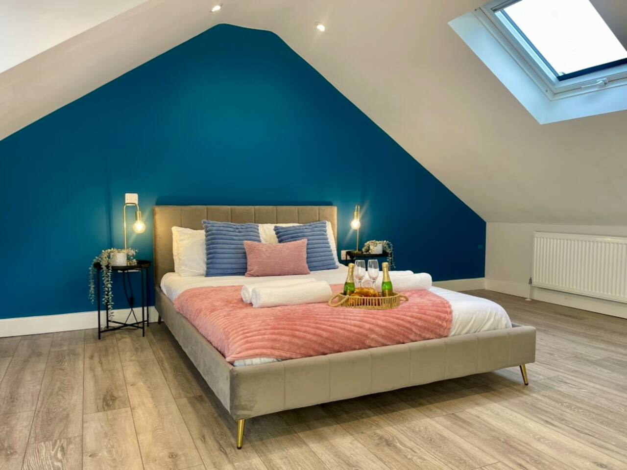 Luxury 9 Bed Retreat • Sleeps 14 • Free Parking