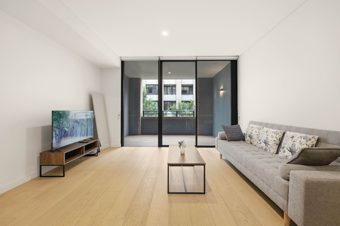 Near CBD 2 BRD Apartment with Parking at Glebe