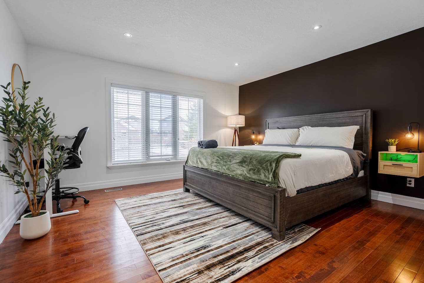 1 King 4 Queens | 2 Ensuites | Ping-Pong | Laundry