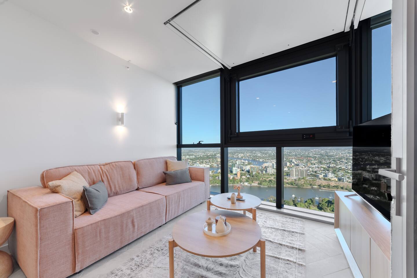 Queen’s Wharf Modern 2BR Apt Pool, Free Parking - Apartment