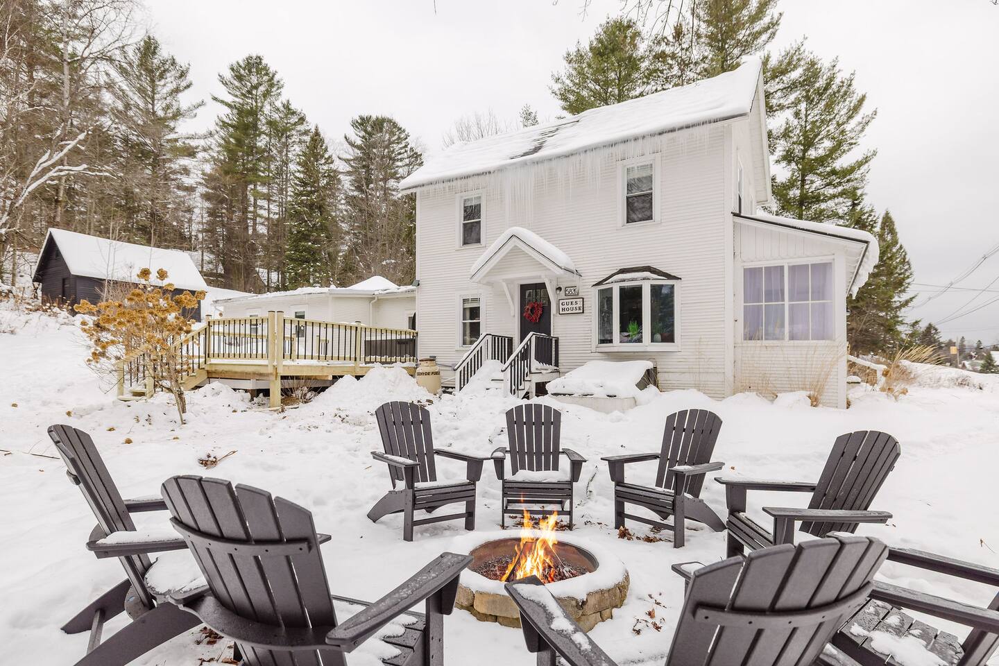 NEW-4 bdrm farmhouse in town w/hot tub & game rm
