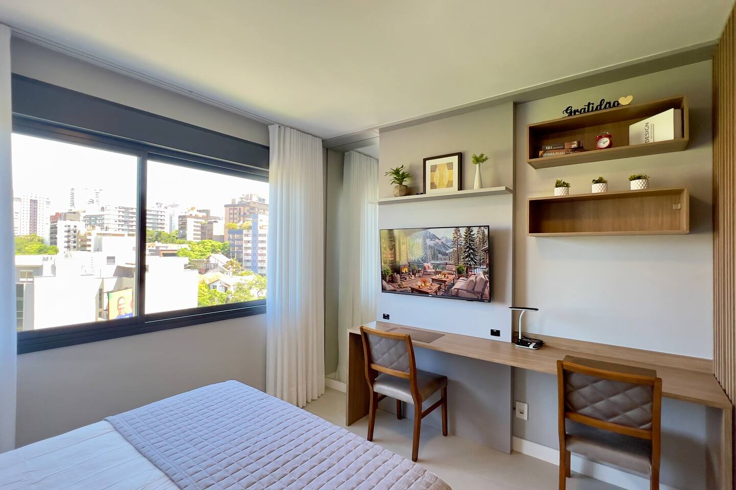 Pool, Gym, TV, Air, Mirror, Garage, Park, Market