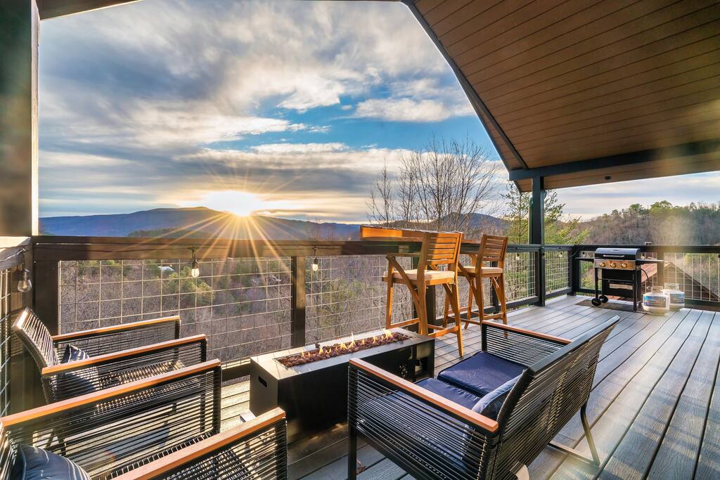 Epic Couples Getaway! Mountain Views! Hot Tub!