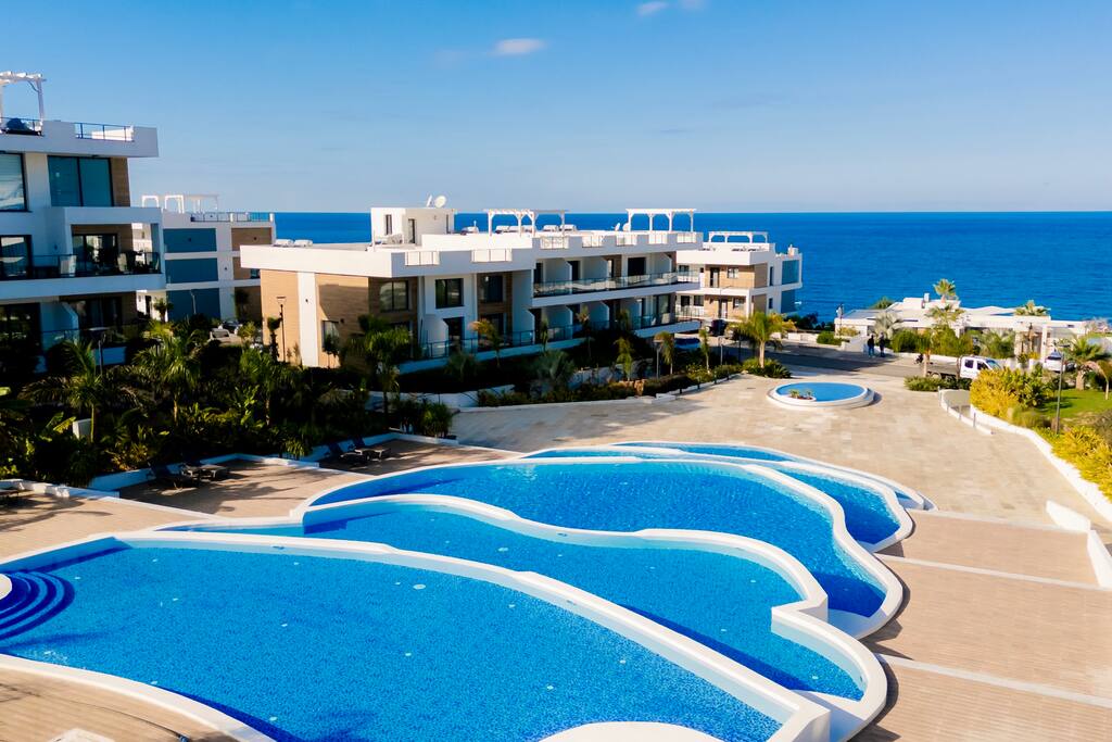 Luxus-Duplex mit Meerblick, Pools & Resort