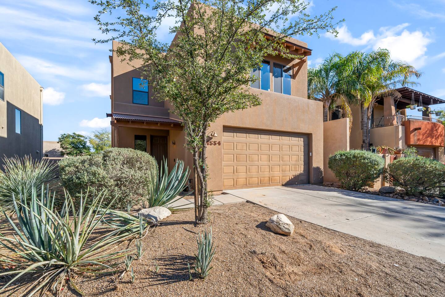 Gem show! NEW! Chic hideaway, Central Location!