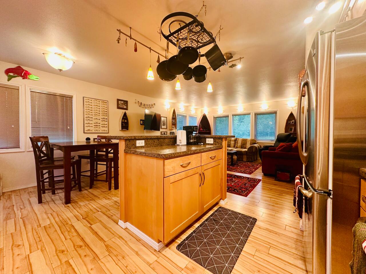 Spacious 2bd 2ba Home w/Large Deck, close to Beach