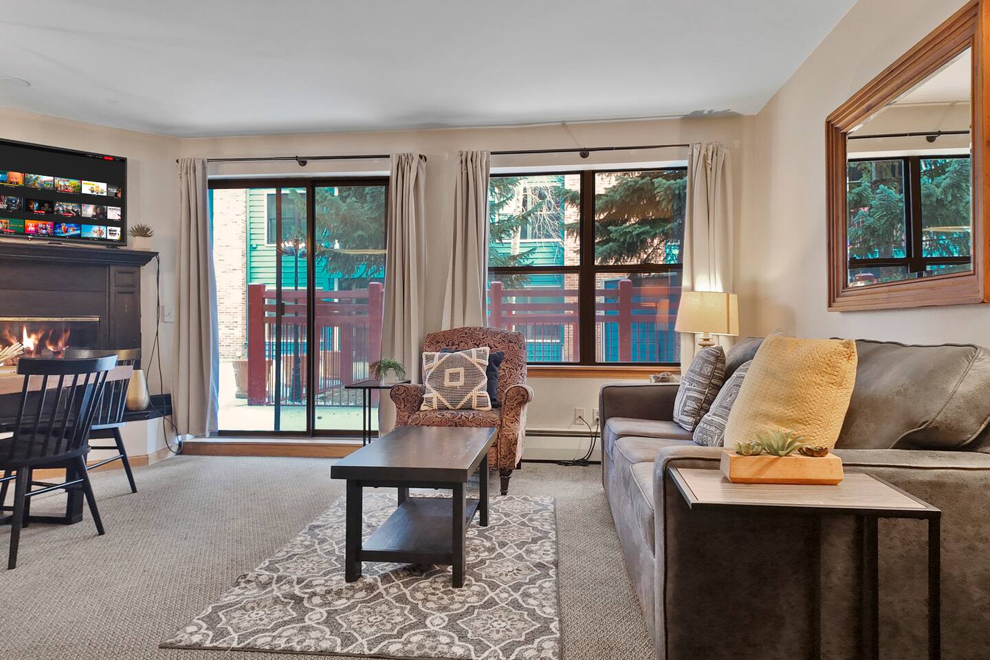 Breck Studio | Kitchen, Pool & Free Garage Parking