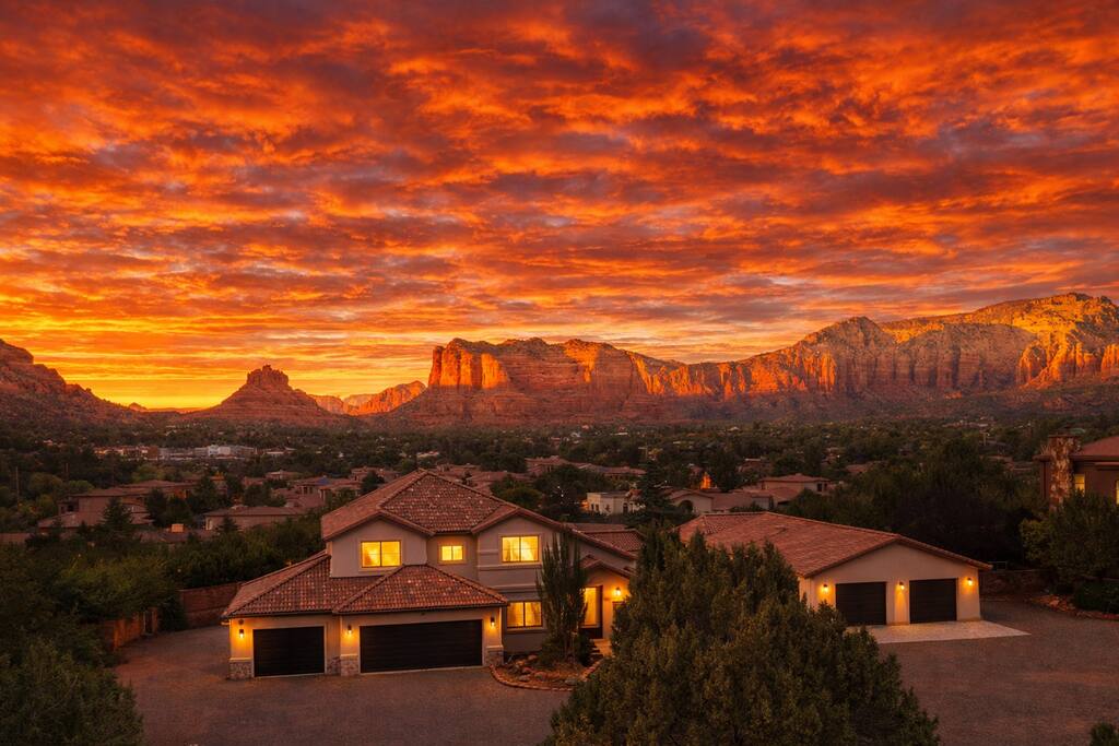 Sedona Red Rock Retreat: Cinema, Spa, Firepit, BBQ