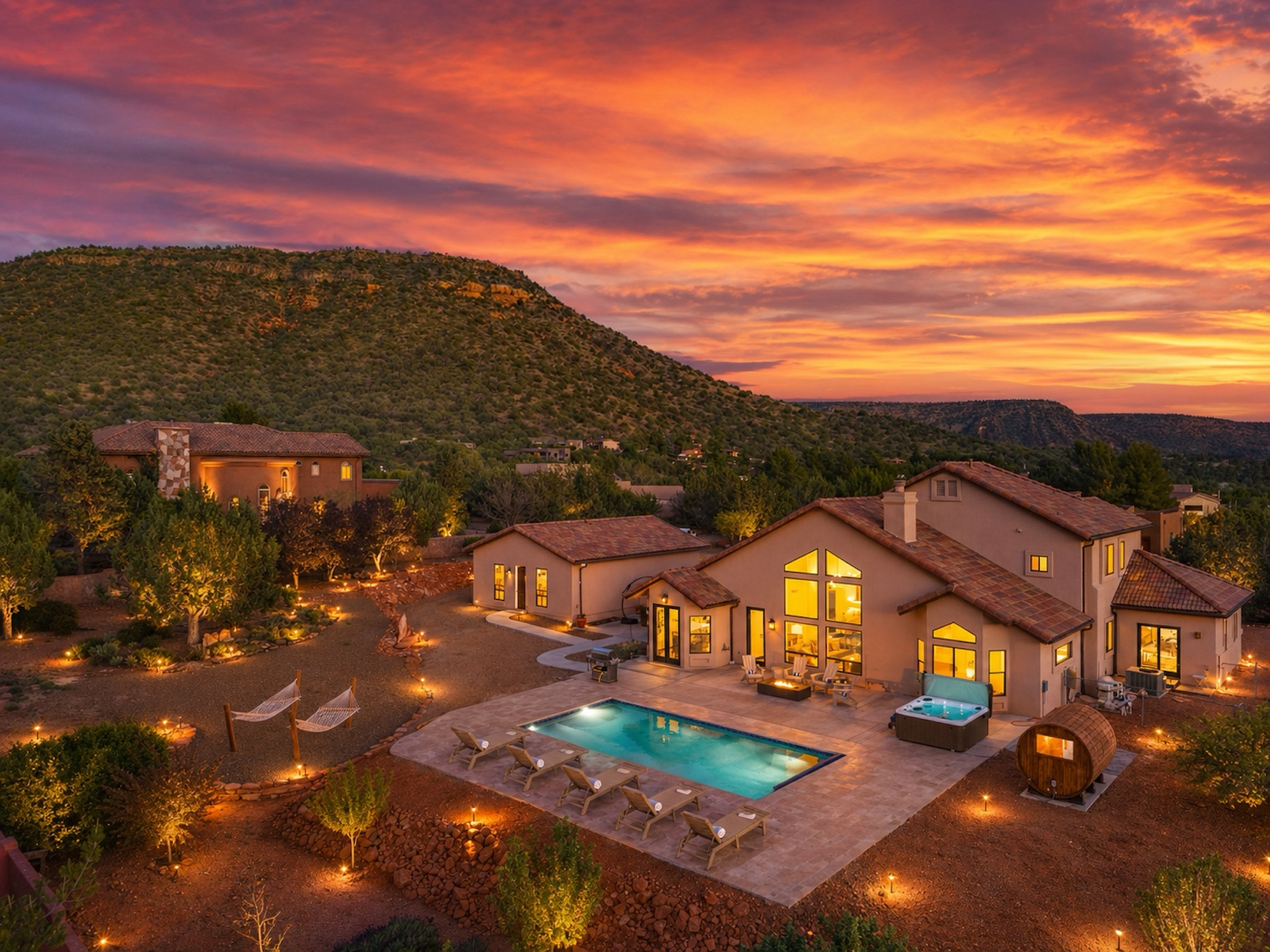Red Rock Views: Pool, Spa, Sauna, Cinema & Fitness