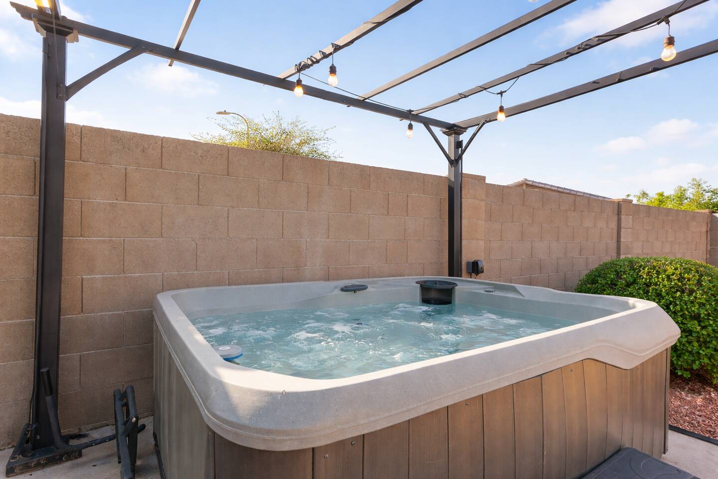 Backyard Oasis w/HotTub+Firepit 9mins to Stadiums