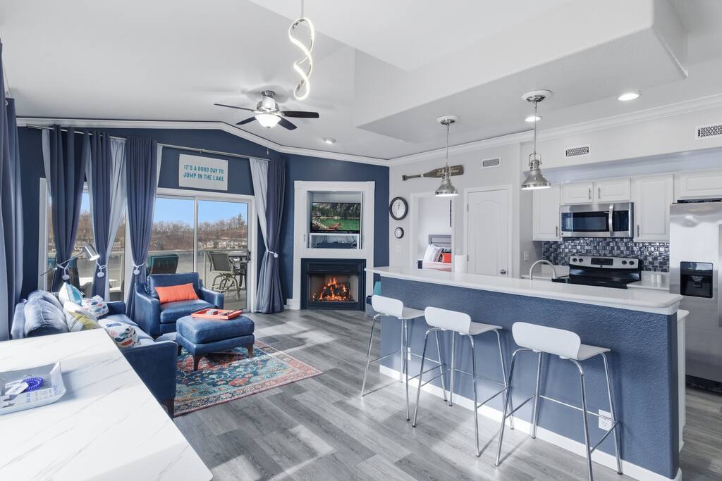 The Royal View*Fireplace*Newly Updated*No Stairs