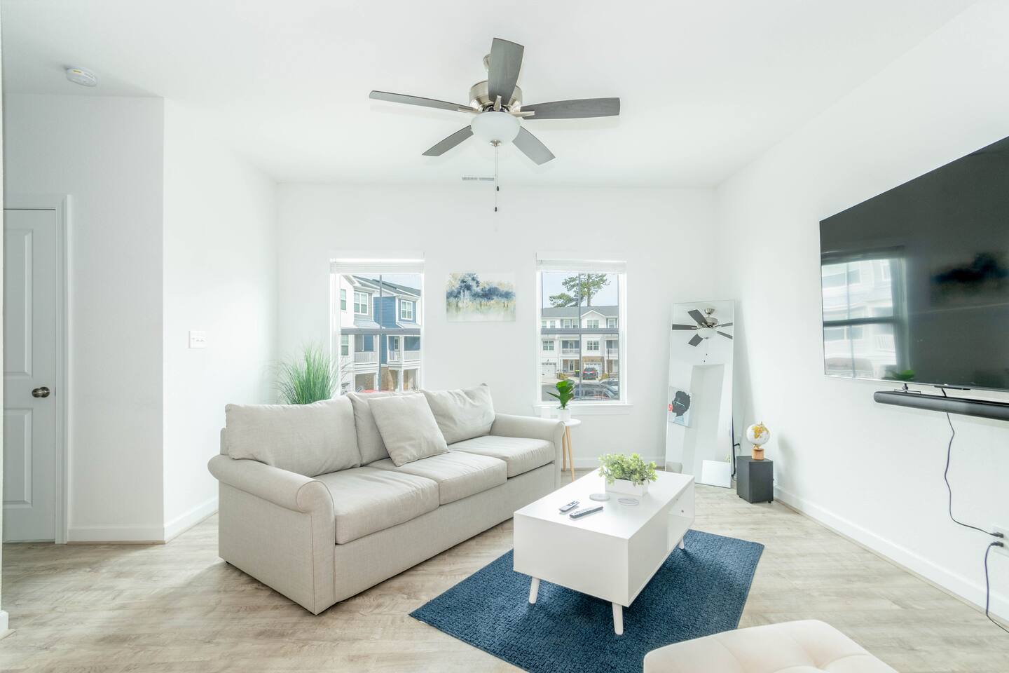 Cozy Coastal Haven, 5 Minutes to the Beach!