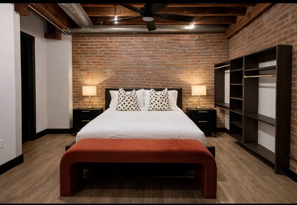 Brick & Bed - Riverfront Studio - Walk to Arch