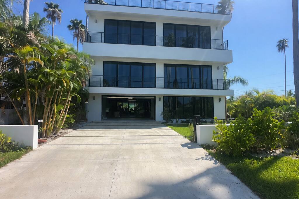 Stunning beach home with a view and rooftop deck!