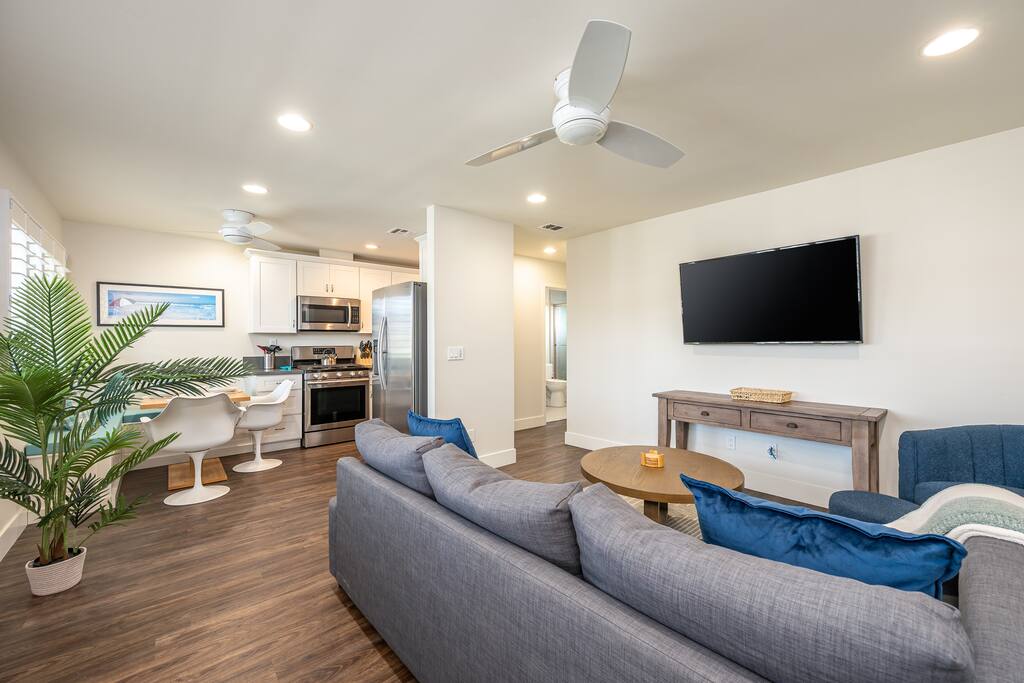 Steps to the Shore – Top Floor 1BR (Unit 6)