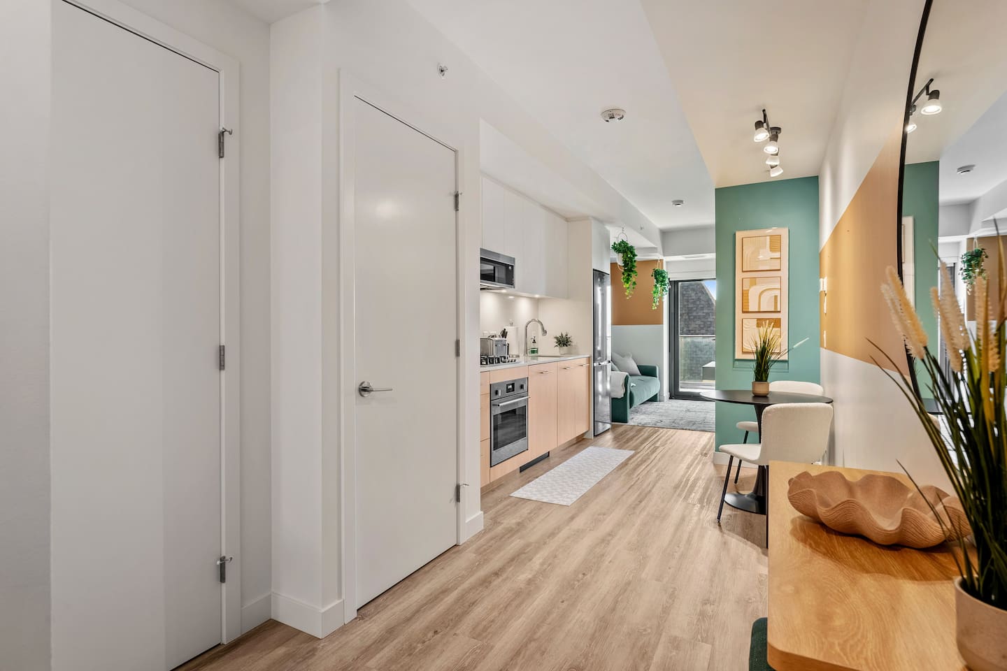 Incredible DT Views| King bed| Rest and Unwind