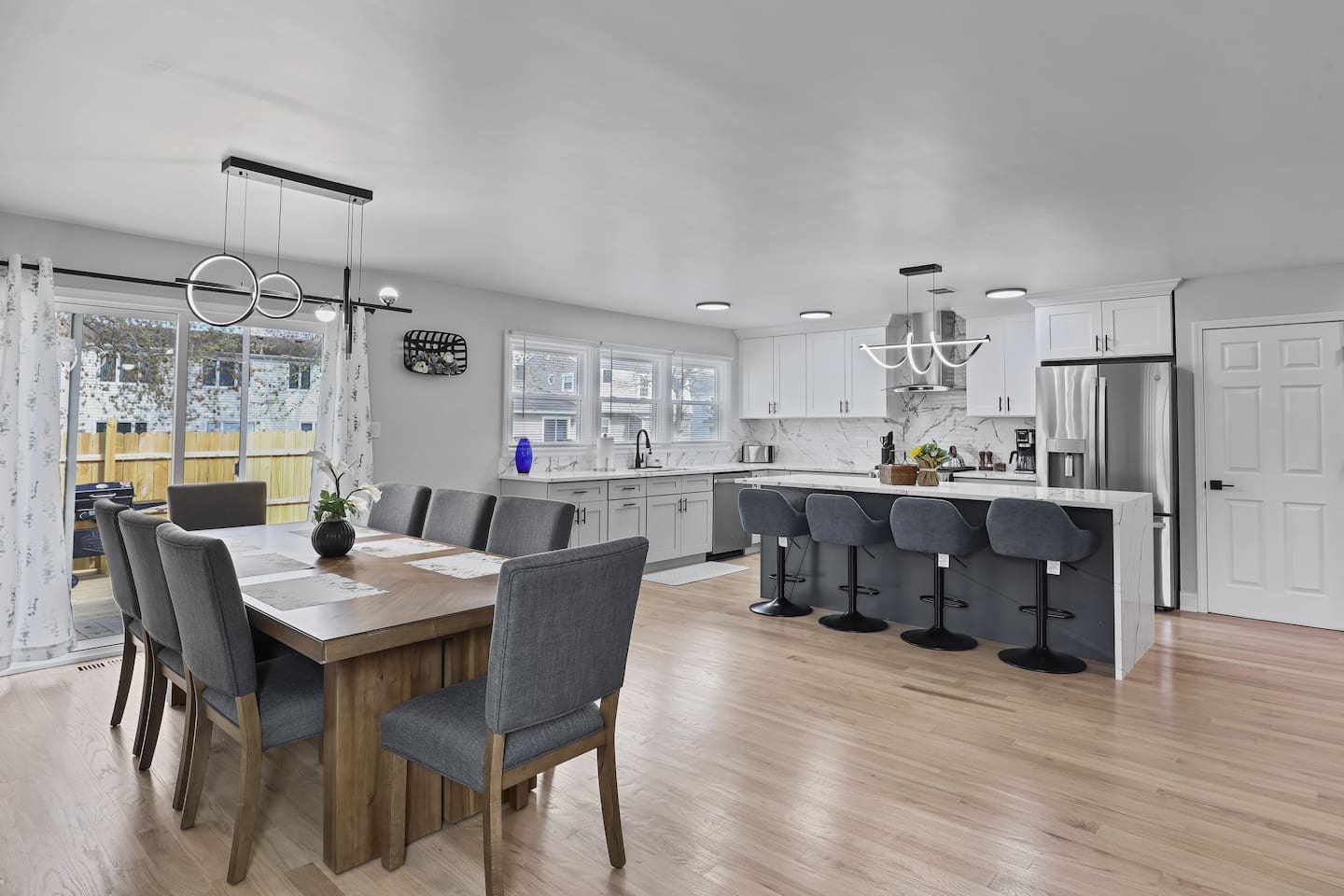 Angel: Spacious Modern Home!