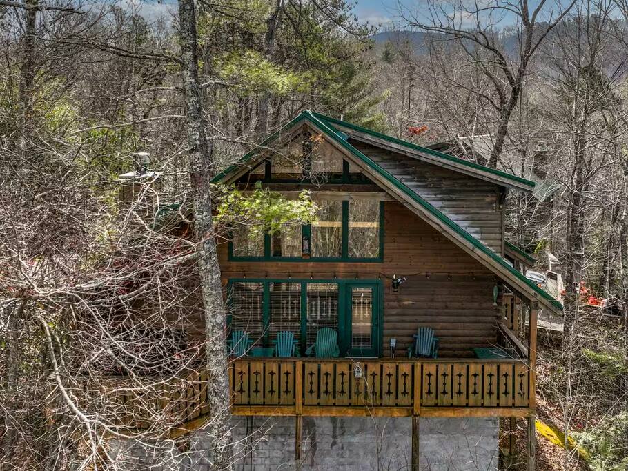 5 min to Gatlinburg, Hot Tub, Games, EV charger