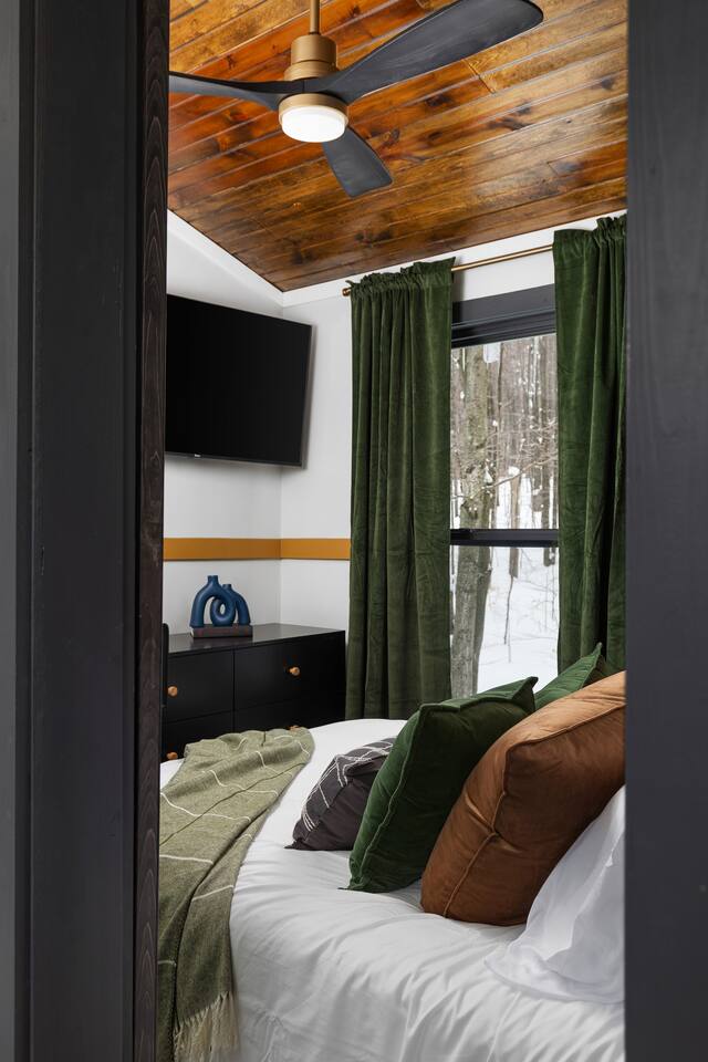 Upstairs queen bedroom