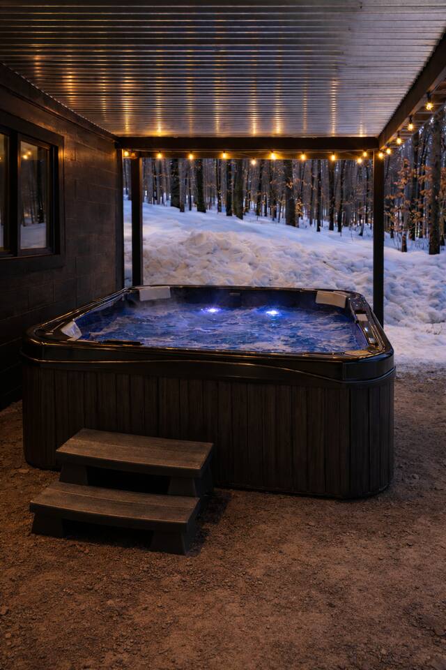 Hot tub under the pines