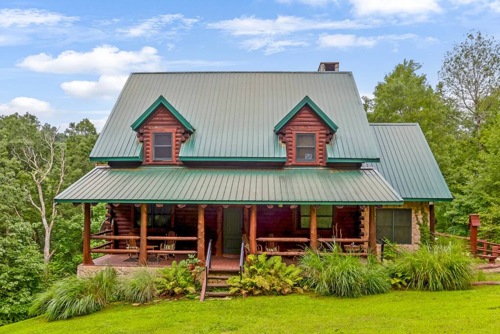 Horse Lodge | 12-Person Hot Tub | Secret Game Room