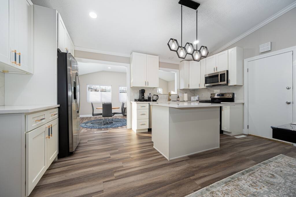 Gahanna Oasis: 4BR/2BA Sleeps 10