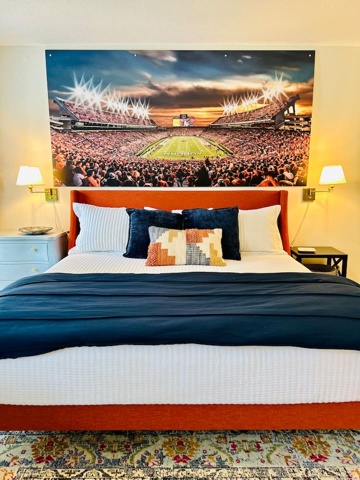 Evie's Endzone- Pet Friendly, Prime Location