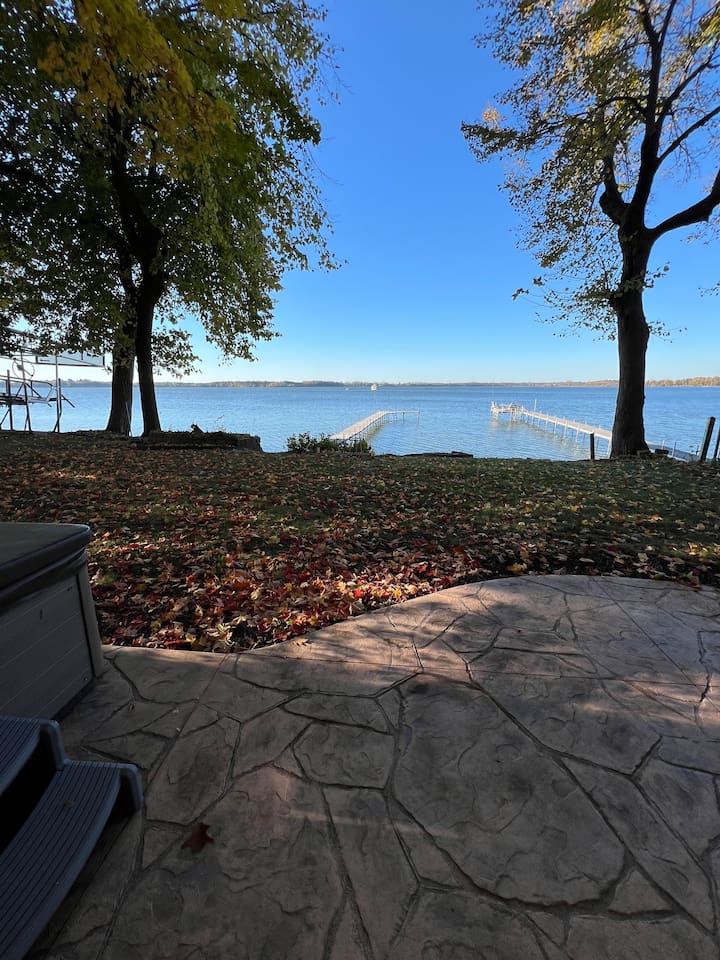 LakeWaubesa+HotTub+Dock+GameRoom+SmartTV+EVCharger
