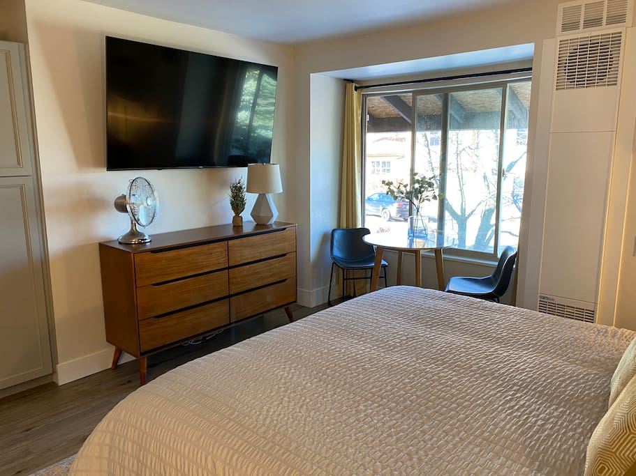 Local Gem w/ King, 65” TV, Hot Tub, Ski Bus