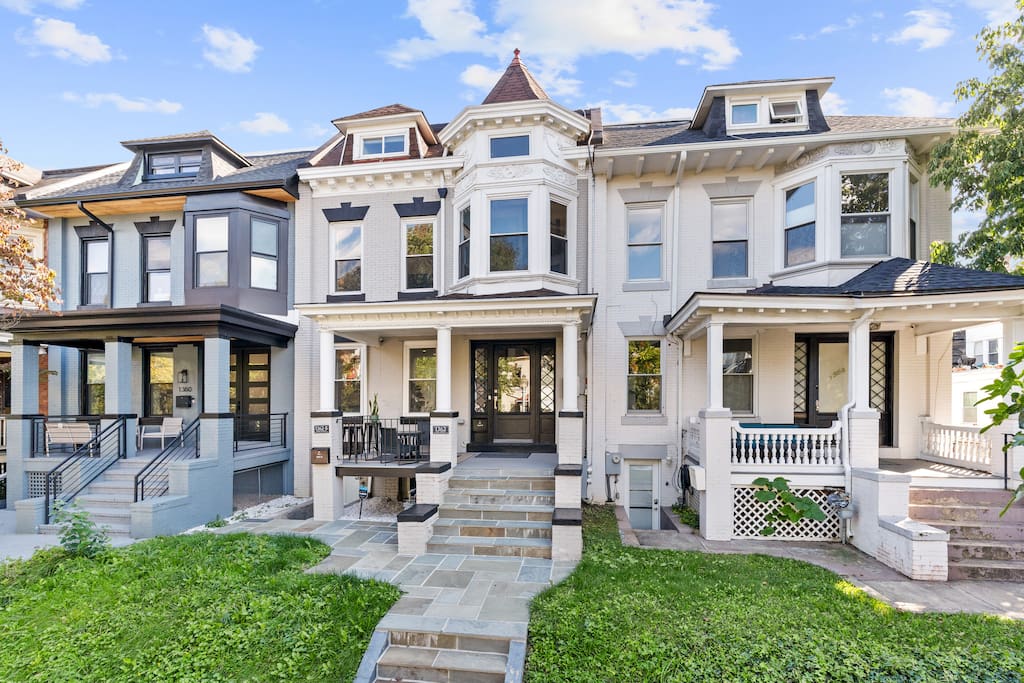 Spacious Apartment, 99 Walk Score & Garage Parking