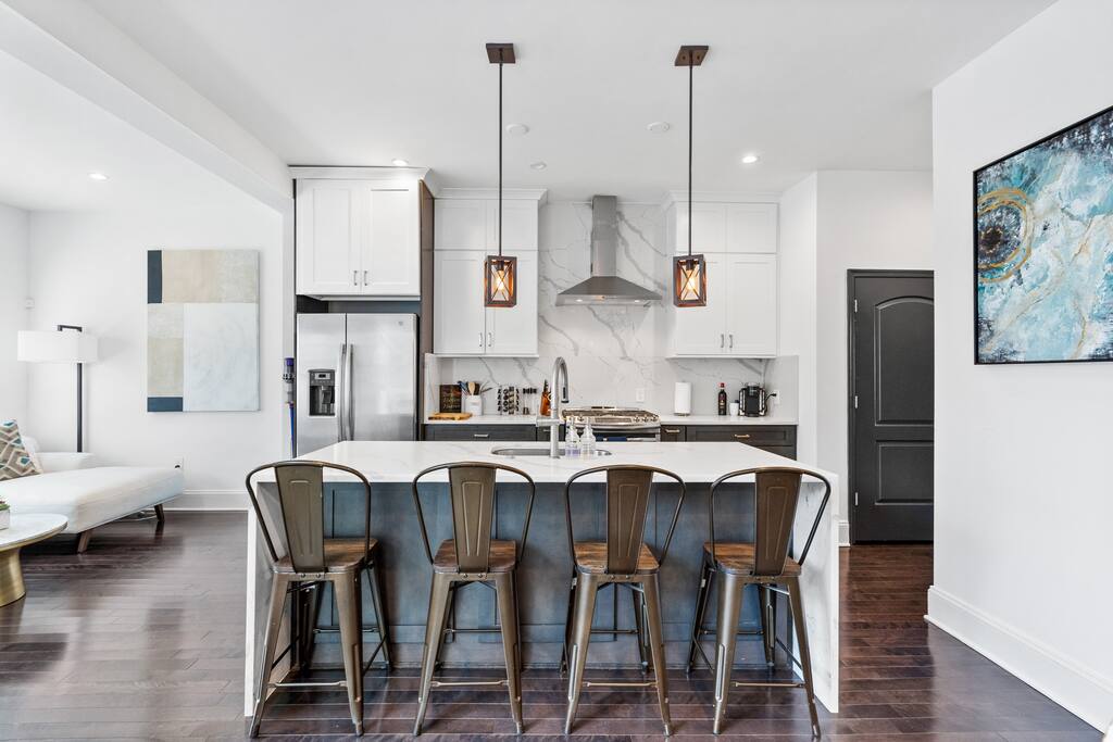 The Estate | 6BR Home, Garage & 2 Kitchens