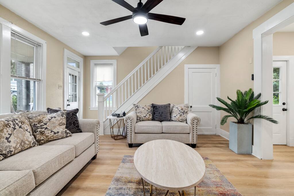 Cozy 2-Bedroom Retreat - Month Long Stays