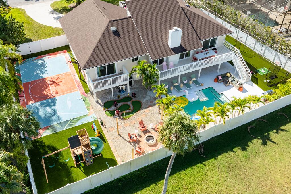 Heated Pool, Pickleball, Batting Cage, Sleeps 20!