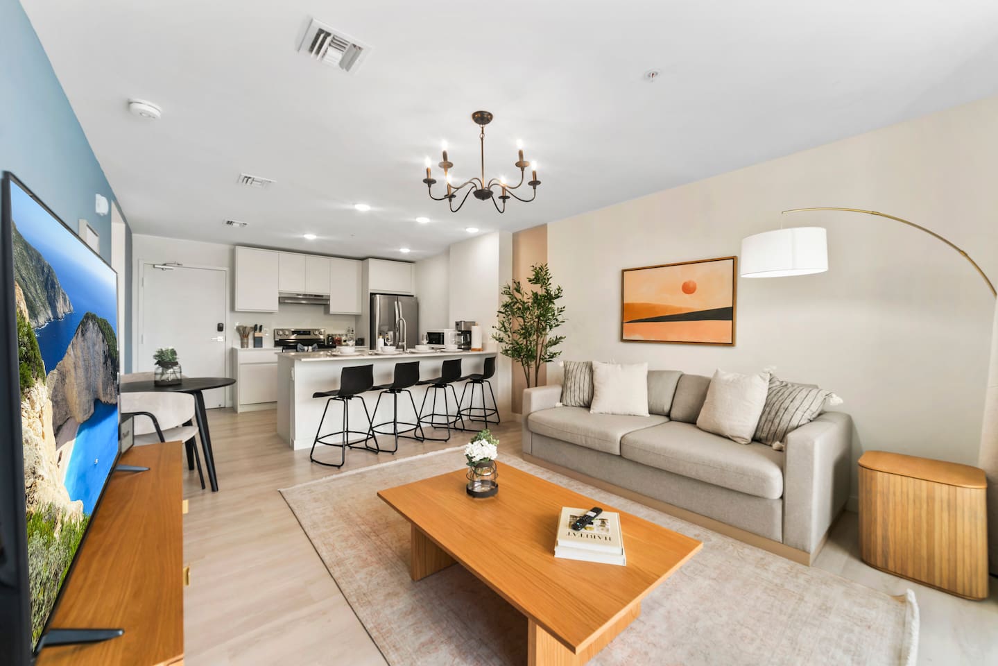 {Golden Shores} ~Beach ~ Pool ~Free Parking