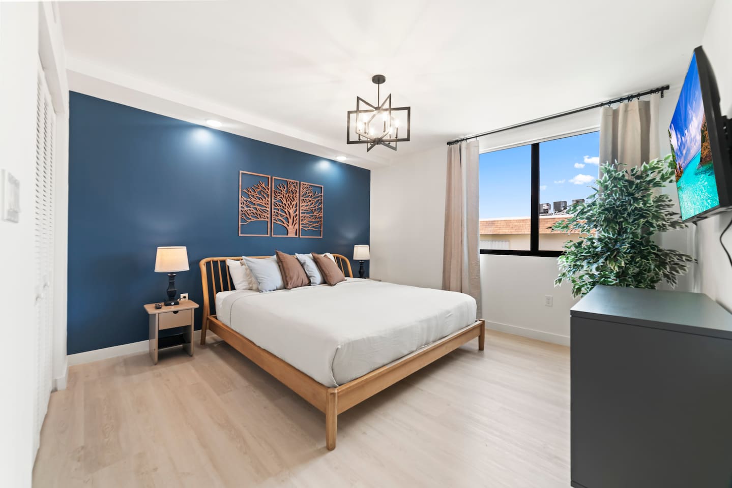 {Coastal Noir} ~No Fees ~Beach ~Pool ~Free Parking